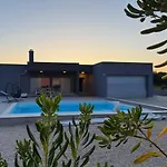فيلة House Primorac